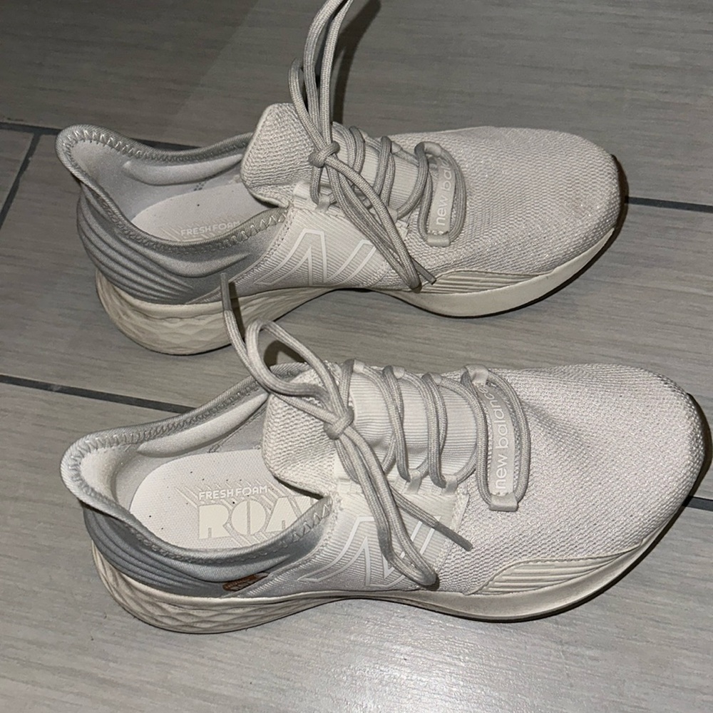 New balance tennis shoes